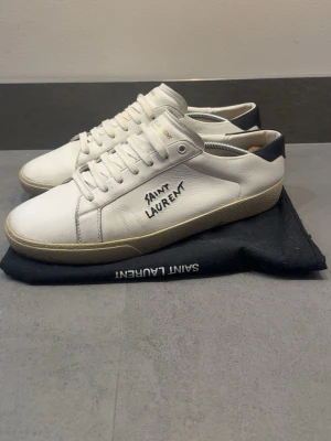 Saint Laurent vita skor - Säljer mina riktigt fräscha saint Laurent skor som är i storlek 43. De är i mycket bra skick och de tillkommer även dustbag. Hör av er vid minsta fundering ( Äkthetsbevis finns)