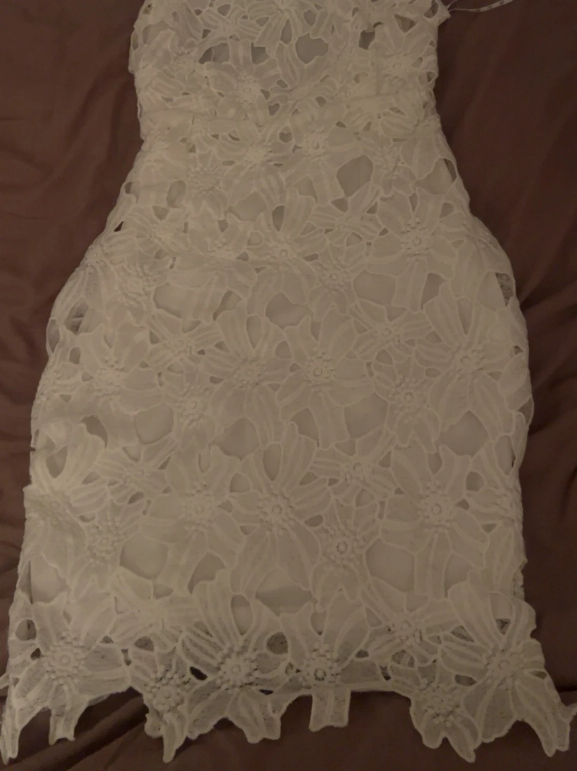 Vit spetsklänning med blommönster