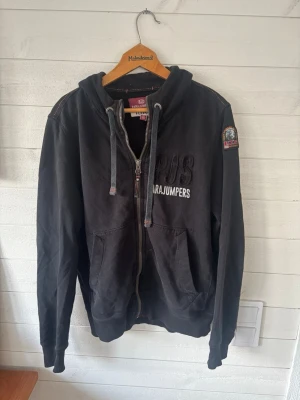 Parajumper zip hoodie - Säljer nu min parajumper hoodie för den har blivit för liten. Den är i bra skick och de är bara att höra av sig om du har några frågor. 