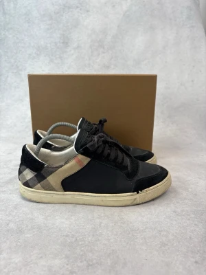 Burberry checked sneaker - – Condition: 7/10  – What is included: Only sneakers  – Retail price: Over 650 euro