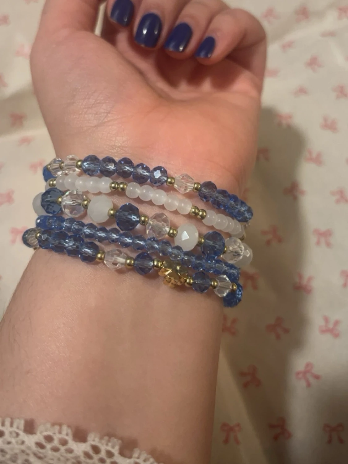 Blå och vit pärlarmband med hjärthänge - 1