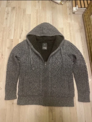 Grå fodrad stickad cardigan - Otroligt snygg, skön och varm fodrad stickad cardigan med mönster. Storlek XL men sitter mer som L. Priset kan såklart diskuteras!