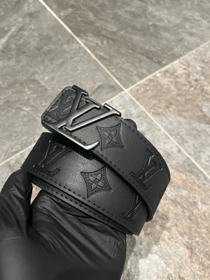 Louis Vuitton Bälte - Sprillans nya LV bälten , skickas samma dag. Hör av er vid minsta lilla fundering!