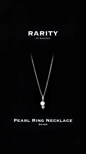 Pearl Ring Necklace - Silver: Unikt halsband med pärla - Otroligt snyggt och unikt halsband i rostfritt stål. Halsbandet är i en fin silvrig färg och har fina detaljer som får outfiten att poppa!🪽