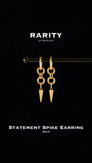 Statement Spike Earring - Gold: Guldiga örhängen med nitar - Otroligt snygga örhängen med nitar i rostfritt stål!! Örhängena är i fin guldig färg och passar så bra för att piffa upp en outfit och lägga till en extra detalj🪽Likt alla andra våra smycken tål dessa örhängen vatten och håller sitt glans länge!! Vid frågor eller funderingar - välkommen att skriva till oss🪽
