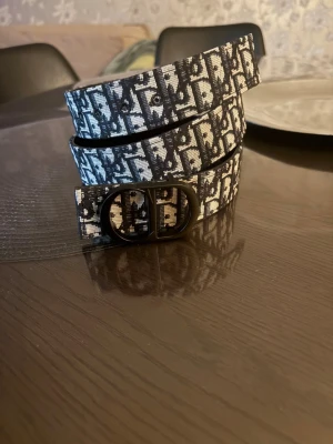 Bälte  - Säljer detta bälte för den inte passar mig. Om ni har frågor om passform kan ni skriva till mig. Pris kan diskuteras