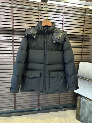 GUCCl JACKA - Säljer en diskret gucci jacka i färgen svart. Strolek 48 (S/M). Helt ny med tags på. Passa på!🎁