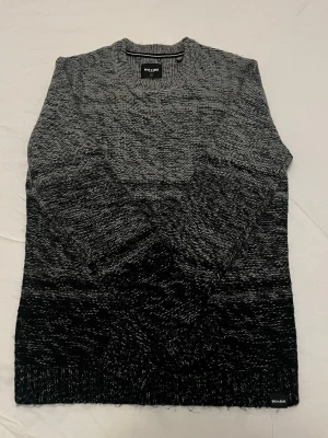 Unik stickad tröja - Riktigt snygg unik stickad tröja, perfekt över en t shirt eller skjorta. Bra skick, storlek xs men kan passa S också. Skriv vid frågor eller funderaringar, pris kan alltid diskuteras vid smidig affär 😀