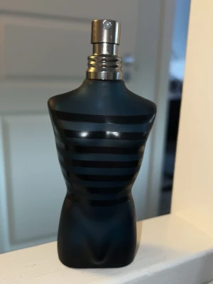 Jean paul gaultier ultra male - Snygg parfym i en ikonisk flaska av jean paul gaultier hör av er vid frågor säg bara till det är ungefär 50ml kvar i den
