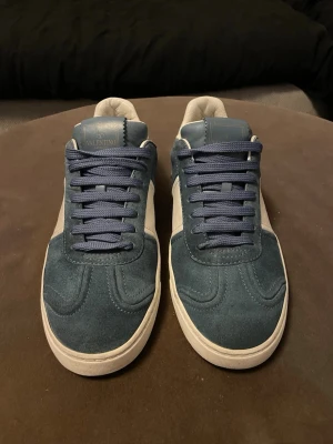 Valentino flycrew 39,5 - Hej, säljer ett par valentino flycrew i bra skick. Storleken är 39,5 men jag själv har 40,5 och passar bra. Tre nitar är borta men har 3x extra nitar. Box dust bag 2x följer med. Skriv för fler bilder eller frågor. Mvh Edvard!