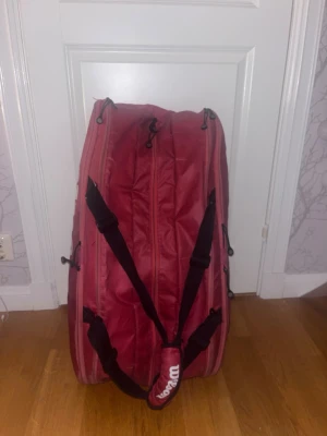 Wilson Tennis Väska  - Tennis väska från Wilson, tre stora fack plus fyra mindre fack! 