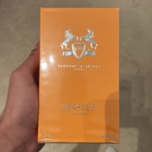 Parfums de Marly Perseus 125ml - Perseus från Parfums de Marly, 125 ml, tillverkad i Frankrike. Beskrivs som en kombination av grapefruktens fräschör och en elegant träig ton. Doften är oöppnad