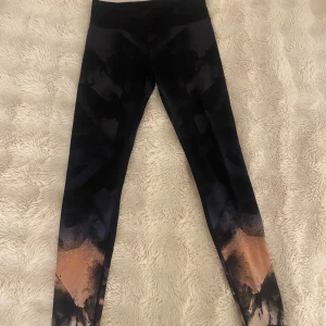 Tränings tights - Snygga svarta tränings tights som är väl använda och säljer för ett lågt pris! I storlek S och inte helt säker på märket…🫶