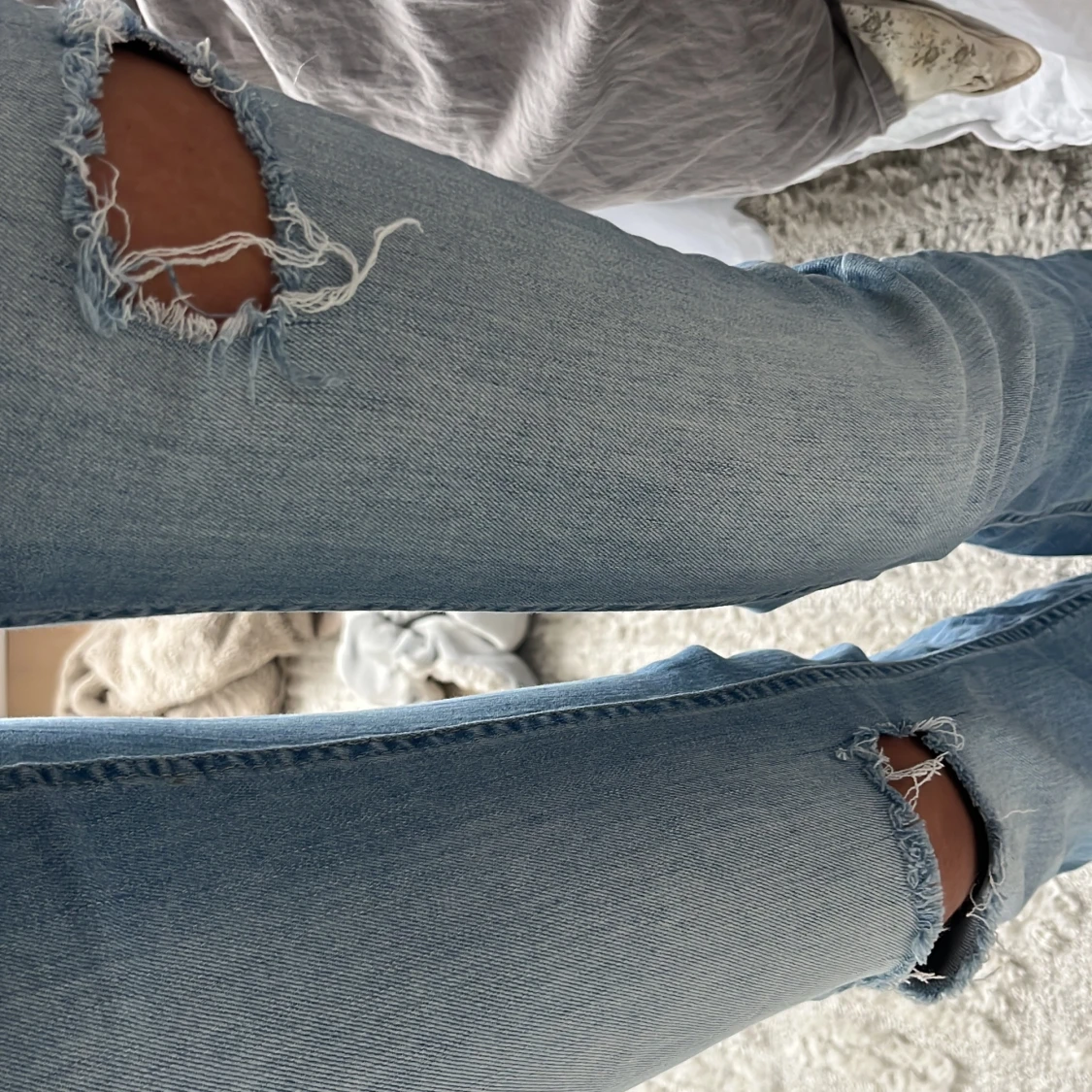 Ljusblå bootcut jeans med slitningar - 4