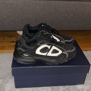 Svarta Di0r B30 HELT NYA - Säljer ett par svarta Di0r B30 för ett superbra pris för ett helt nya B30