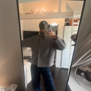 Jacka med hög krage❣️ - Cool jacka med hög krage från Gina. Passar allt!🩵