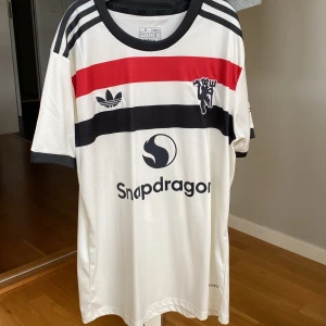 Manchester United tröja - Snygg Manchester United tröja med garnacho #17 på ryggen.