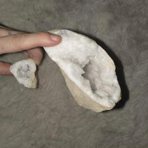 Kristall geoder - Bilden visar två vita geoder med kristallin insida, troligen kvarts. De är naturliga mineraler.  Produkten är i gott skick utan synliga defekter.