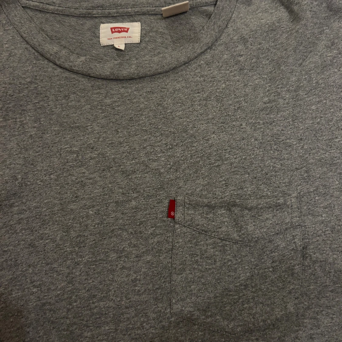 Grå t-shirt från Levi's med bröstficka - 2