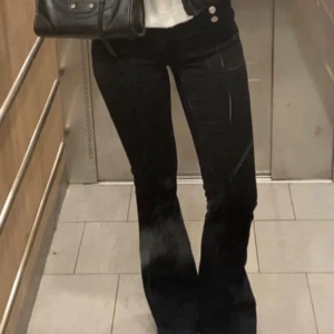 Svarta bootcut byxor med strasstenar - HELT snygga byxor ifrån Gina. Aldrig använda men uppstärdade där nere men syns inte för dom är svarta 