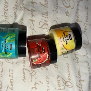 Sence ansiktsmasker 3-pack - Tre veganska ansiktsmasker från Sence: en blå Face Sleeping Mask med seaweed, en röd Face Peel-Off Mask med watermelon och en gul Face Cream Mask med pineapple. Varje burk rymmer 60 ml och har svart lock. Perfekt för dig som vill boosta din hudvårdsrutin med fräscha dofter och färger.