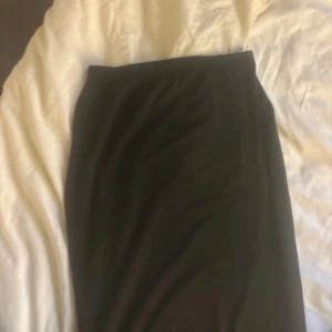 Långkjol - Svart basic långkjol använd endast en gång🤍