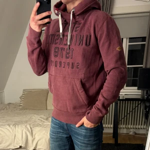 Superdry hoodie (sällsynt) - Säljer nu denna eftertraktade hoodie ifrån Superdry. Skick 9/10. Sjukt snygg och passar perfekt nu till hösten! Priset är ej hugget i sten!