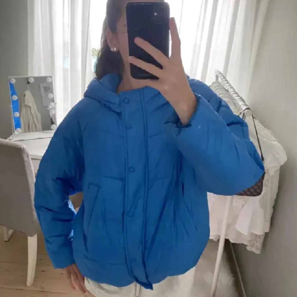 Blå pufferjacka med huva - 1