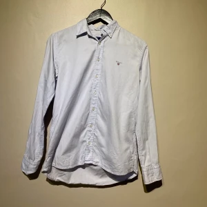 Ljusblå gant skjorta  - Ljusblå skjorta från GANT i storlek 158-164. Passar XS-S. Finns att hämta i centrala Göteborg men kan skickas via valfri app. Material: bomull. Kan behöva tvätt pga legat i flyttlåda. 