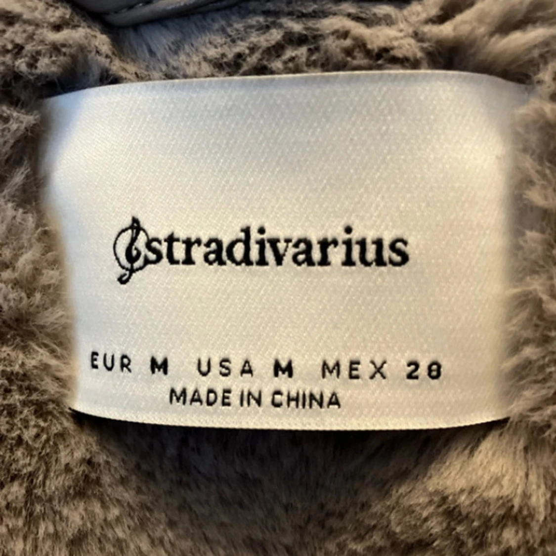 Grå fuskpälsjacka från Stradivarius - 3