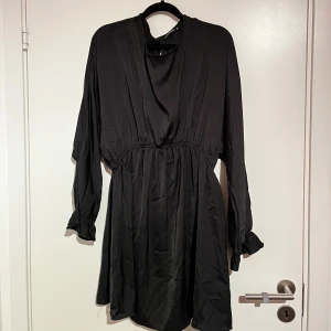 3-pack med klänningar - 3 pack med fina fest och vardags klänningar. 