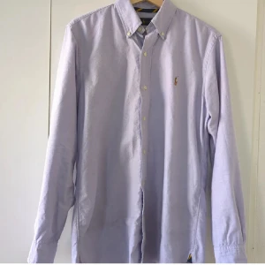 Ralph lauren skjorta - Säljer denna extremt feta ljus lila Ralph lauren skjorta! Den är topp skick och inte använd så himla mycket, det är storlek S men den sitter mer som M. Om du har några frågor ställ dom! Priset är inte hugget i sten. Billigare vad snabb affär⭐️