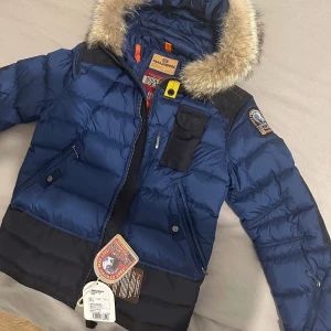 Parajumpers jacka till BARN  - Helt ny PJS vinter jacka till BARN   Den är aldrig använt!   Köpt inne på triangeln i Malmö i en pop up butik som låg på första plan för ca 1 år sedan. För 6500kr   SIZE Y-S passar till 11-12 åring!   Pris i butik från ca 6k - 10k mitt pris 4500kr     MVH