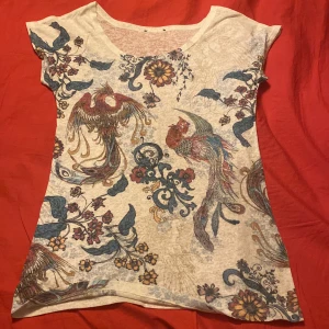 Y2k T-shirt  - Jätte snygg 2000s tröja köpt secondhand, kommer ej till användning! 