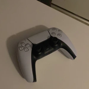 PlayStation 5 DualSense Controller - PlayStation 5 DualSense-kontroll . Perfekt för dig som vill ha en extra handkontroll till ditt ps5