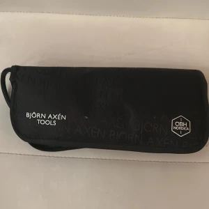 Björn Axén Tools Plattång - Björn Axén Tools plattång från OBH Nordica i svart, levereras med originalväska och strömkabel. Plattången är i gott skick med minimalt slitage, perfekt för styling och rakning av hår. Ergonomisk design och enkel att använda.