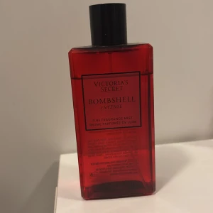 Bombshell Intense Fragrance Mist - Bombshell Intense från Victoria's Secret är en fin fragrance mist i en snygg röd flaska. Volym: 250 ml. Perfekt för dig som vill sticka ut och addera en touch av lyx till din vardag.