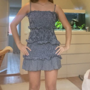 Söt klänning - Jätte söt klänning med volanger. Justerbara axelband. Säljs inte längre. Vit svart färg