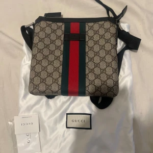 Gucci Messenger Bag - Jag har en Gucci Messenger Bag i beige som jag vill sälja jag har haft den sen 2020 använts sällan endast resor och denna säljs inte längre i butiken och den är väldigt svår och hitta. Retail price $690.   Hör av er för mer bilder om ni är intresserade! Först till kvarn