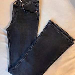 Low waist bootcut jeans - Färg: Offblack  Modell: Low waist  Storlek: 36 (finns även i 38 i ett annat inlägg) Tidigare pris: 500kr Pris kan diskuterae vid snabb affär💞