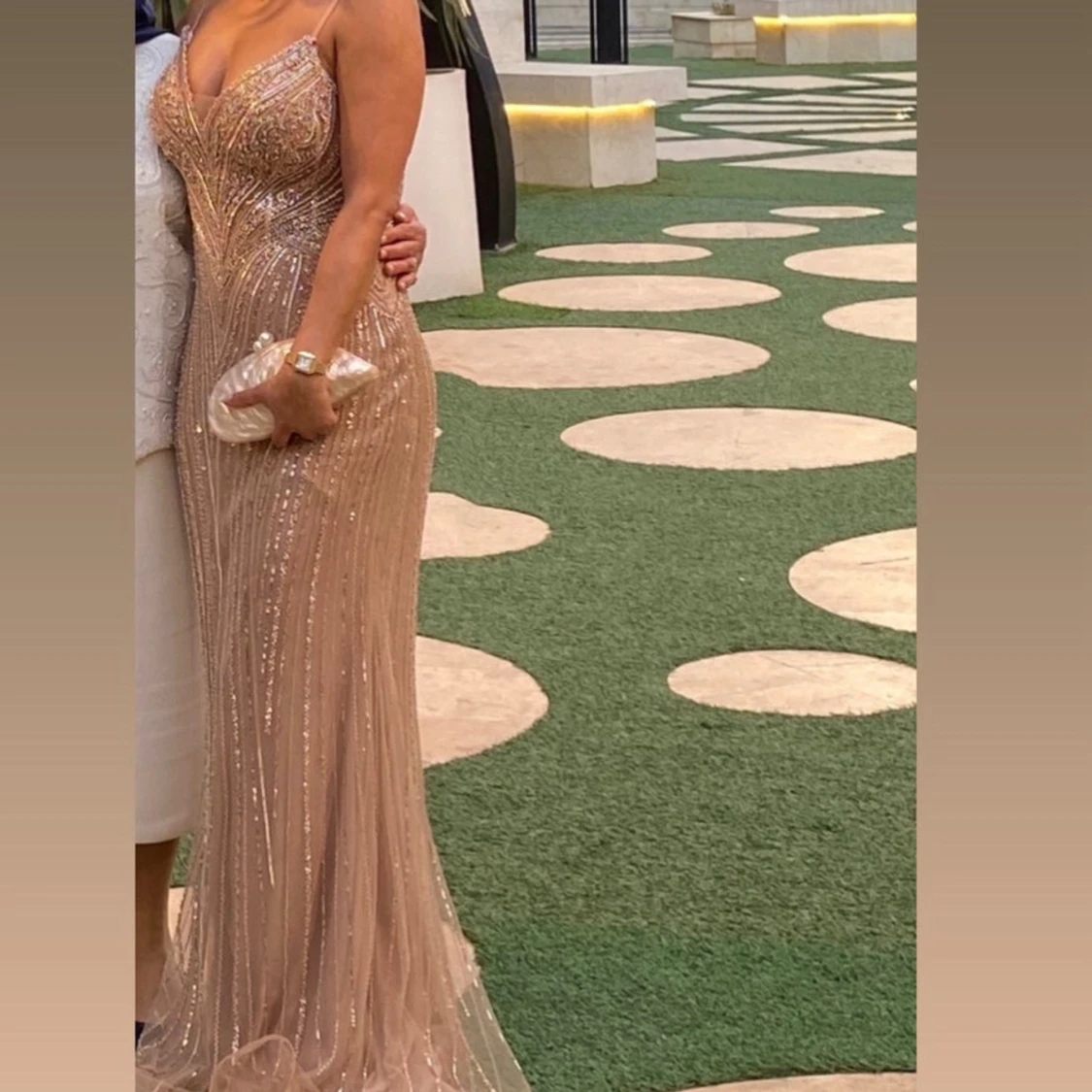 Champagnefärgad glittrig långklänning - 1