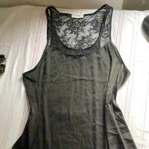 Lång top - Llång top/ linne köpt från Zalando. Ganska luftig och välding skön