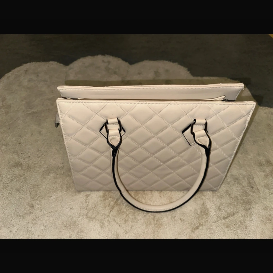 Beige quiltad handväska  - 4