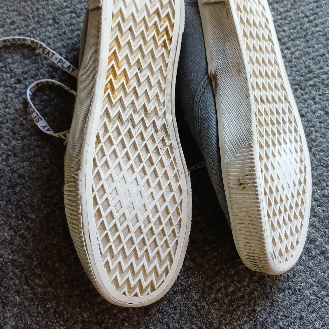 Grå sneakers med textade snören - 90