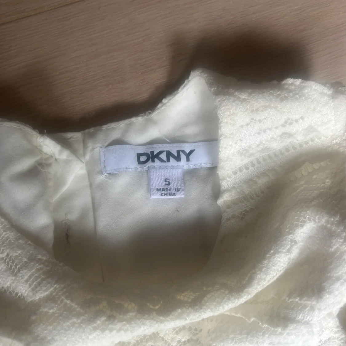 Vit spetsklänning från DKNY - 1