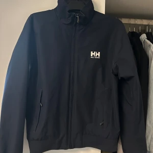 vindjacka från Helly Hansen - Sueprfin jacka från helly Hansen perfekt inför hösten🩷