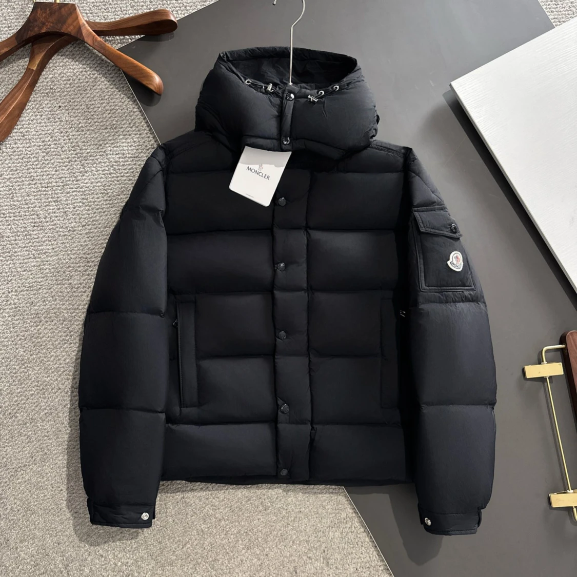 Svart Moncler pufferjacka med huva