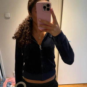 Mörkblå Juicy Couture tröja - Säljer en mörkblå sip hoodie från Juicy Couture.