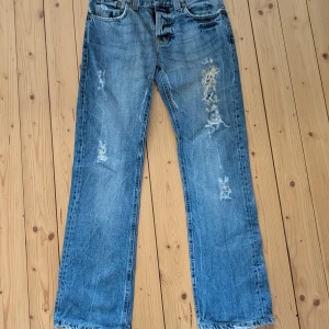 Otroligt sällsynta Nudie Jeans Bootcut Ola destroyed - Som sagt, sjukt ovanlig version av Bootcut Ola vilket sig själva är riktigt svåra att få tag på. Passar mer som 29/30 PGA att de är uppsydda hos Nudie i Göteborg.