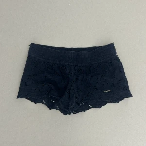 Abercrombie & fitch lågmidjade spetsshorts - Ett par spetsshorts från Abercrombie & fitch i storlek S. Rakt över midjemått: ca 34cm. Jag fraktar inom 24h. Se liknande plagg i min profil! 